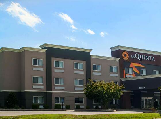 La Quinta Inn & Suites by Wyndham Evansville allows check-in for 18 year-old guests