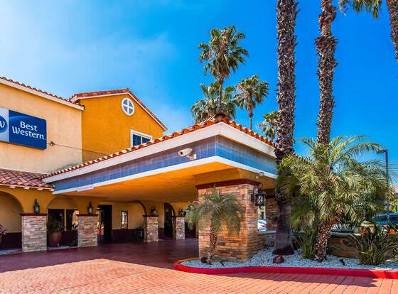 Best Western Moreno Hotel & Suites allows check-in for 18 year-old guests