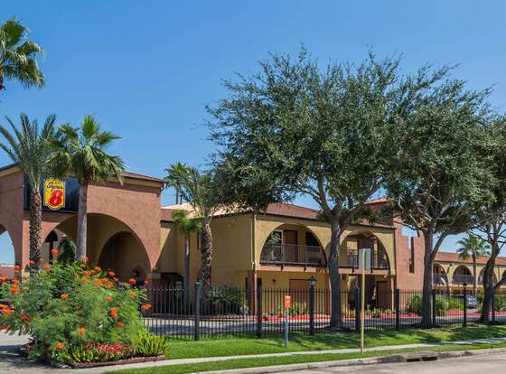 Super 8 by Wyndham Houston/NASA allows check-in for 18 year-old guests