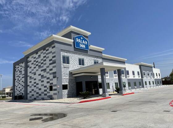 Palace Inn Blue Houston East Beltway 8 allows check-in for 18 year-old guests