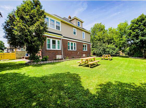 The Trotter Manor - With Private Yard & Parking, Near Falls & Casino by Niagara Hospital allows check-in for 18 year-old guests