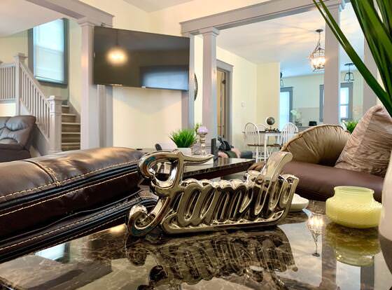 The Hennepin House-Private Yard &Parking allows check-in for 18 year-old guests