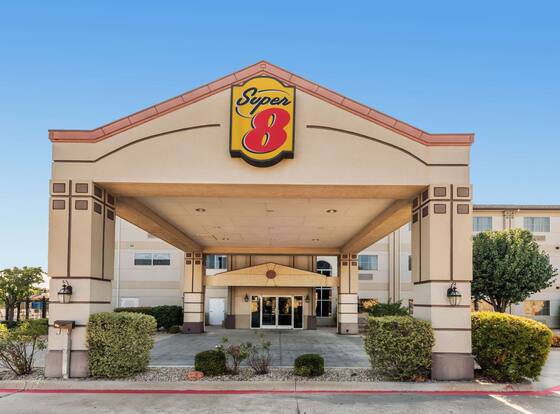 Super 8 by Wyndham Weatherford allows check-in for 18 year-old guests