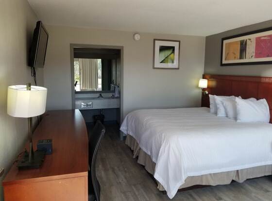 Baymont by Wyndham South Hill allows check-in for 18 year-old guests