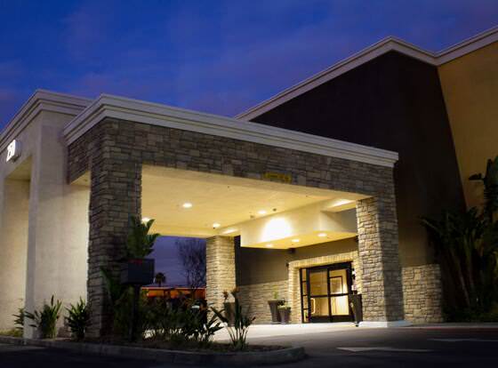 Best Western Plus Arrowhead Hotel allows check-in for 18 year-old guests