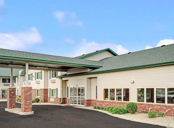 Super 8 by Wyndham Rogers Minnesota allows check-in for 18 year-old guests