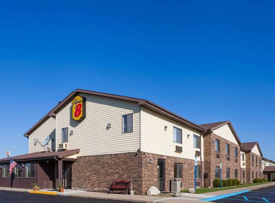 Super 8 by Wyndham Imlay City allows check-in for 18 year-old guests