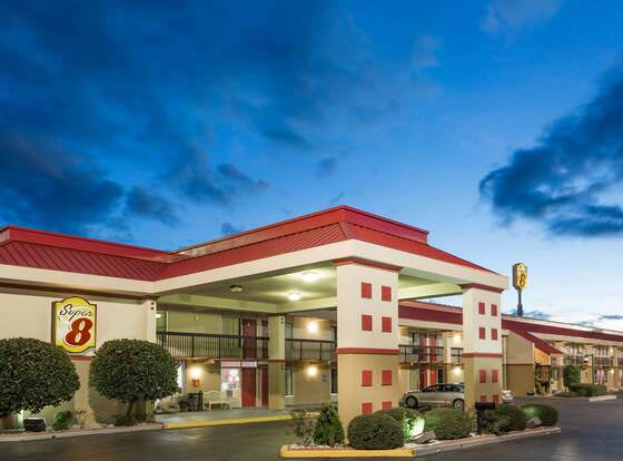 Super 8 by Wyndham Tifton allows check-in for 18 year-old guests