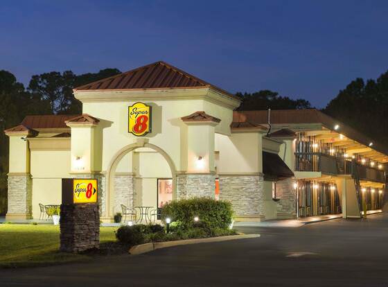 Super 8 by Wyndham Ormond Beach allows check-in for 18 year-old guests
