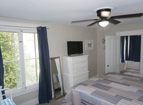 Charlevoix House - The Northside allows check-in for 18 year-old guests