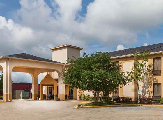 Days Inn & Suites by Wyndham New Iberia allows check-in for 18 year-old guests