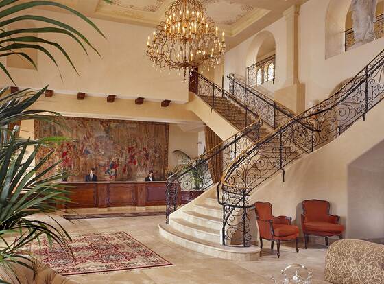 Ayres Hotel Manhattan Beach LAX allows check-in for 18 year-old guests