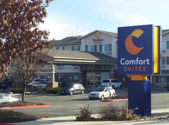 Comfort Suites Airport allows check-in for 18 year-old guests