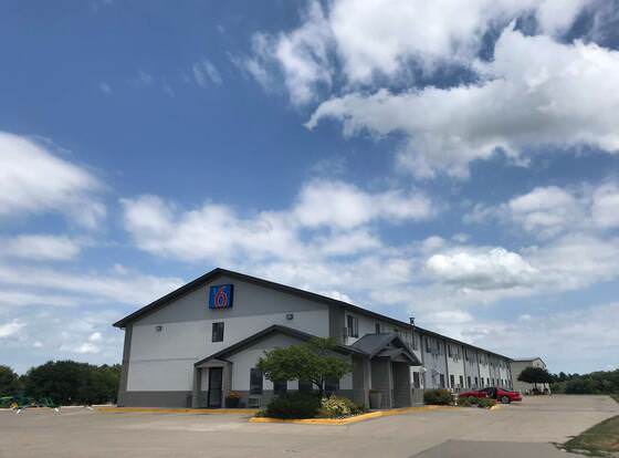 Motel 6 Marshalltown, IA allows check-in for 18 year-old guests