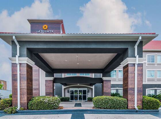 La Quinta Inn & Suites by Wyndham Tomball allows check-in for 18 year-old guests