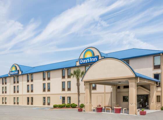 Days Inn by Wyndham Tifton allows check-in for 18 year-old guests