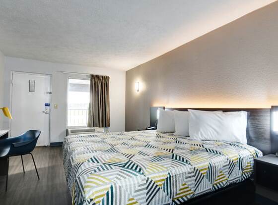 Studio 6 Meridian, MS - Bonita Lakes allows check-in for 18 year-old guests