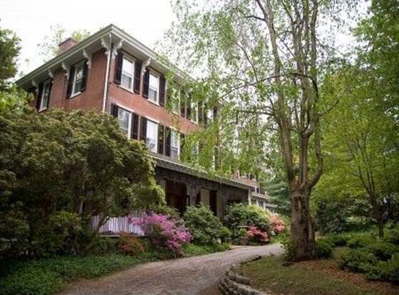 Faunbrook Bed & Breakfast allows check-in for 18 year-old guests