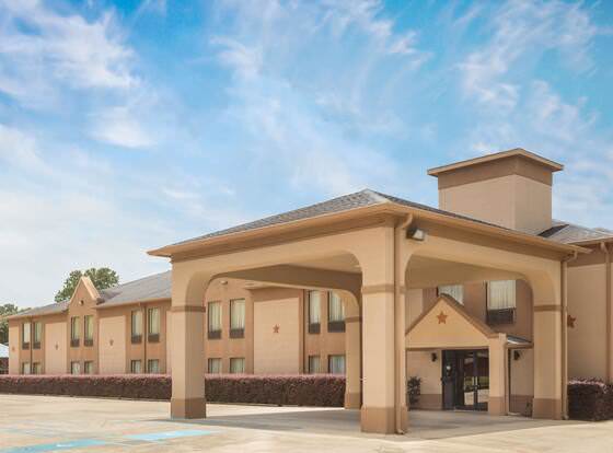 Days Inn & Suites by Wyndham Eunice allows check-in for 18 year-old guests