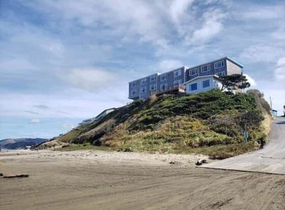 Seagull Beachfront Inn allows check-in for 18 year-old guests
