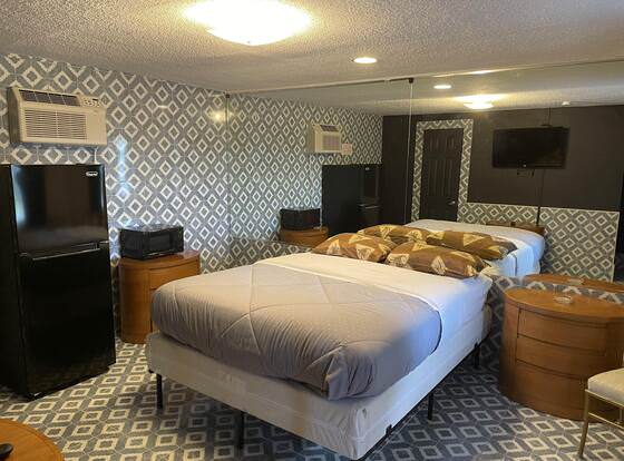 Carole Motel allows check-in for 18 year-old guests