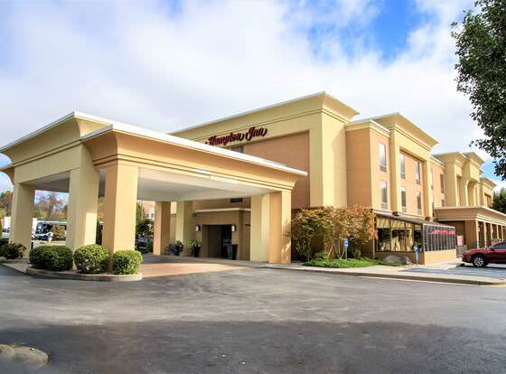 Hampton Inn Lewisburg allows check-in for 18 year-old guests