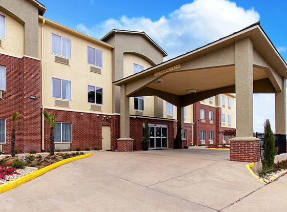 Comfort Inn and Suites Fredericksburg allows check-in for 18 year-old guests