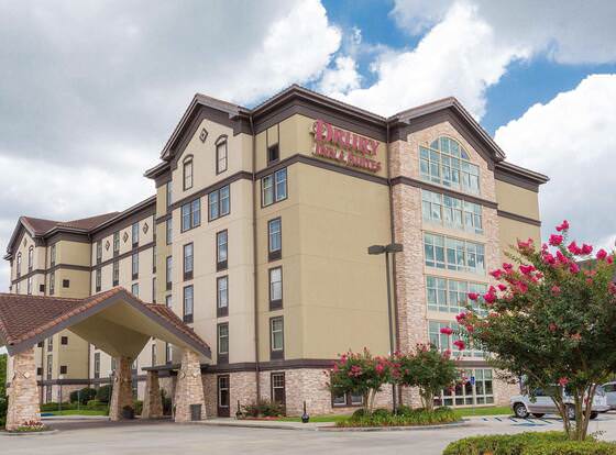 Drury Inn & Suites Lafayette, LA allows check-in for 18 year-old guests