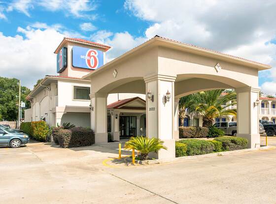 Motel 6 Sulphur, LA allows check-in for 18 year-old guests