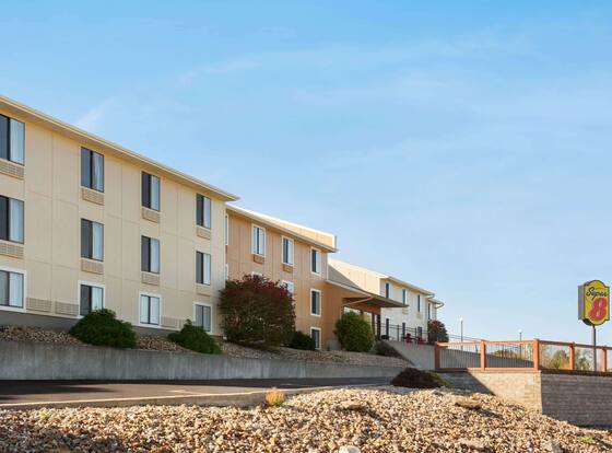 Super 8 by Wyndham Hannibal allows check-in for 18 year-old guests