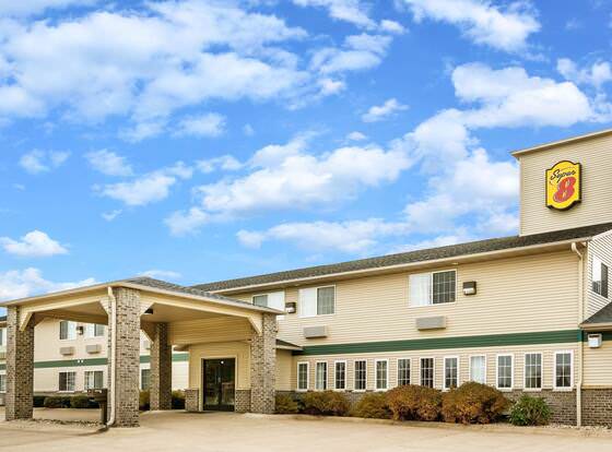 Super 8 by Wyndham Neillsville WI allows check-in for 18 year-old guests