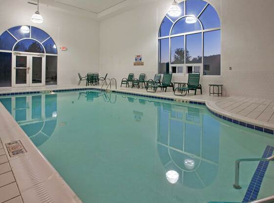 Country Inn & Suites by Radisson, Somerset, KY allows check-in for 18 year-old guests