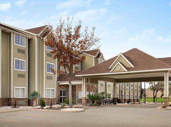 Super 8 by Wyndham San Antonio Airport North allows check-in for 18 year-old guests