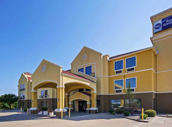 Best Western Executive Inn allows check-in for 18 year-old guests