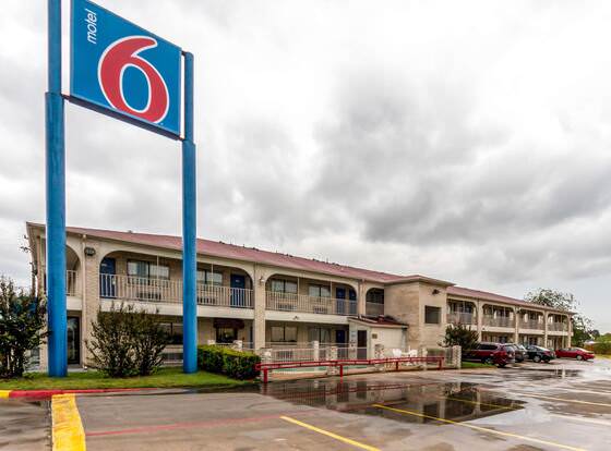 Motel 6 San Antonio, TX - Splashtown allows check-in for 18 year-old guests