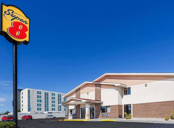 Super 8 by Wyndham Winchester VA allows check-in for 18 year-old guests