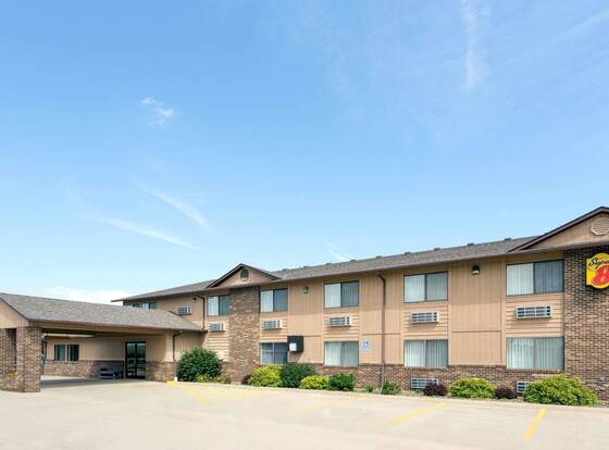 Super 8 by Wyndham Dewitt allows check-in for 18 year-old guests