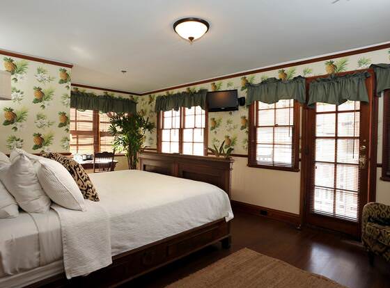 Lahaina Inn allows check-in for 18 year-old guests