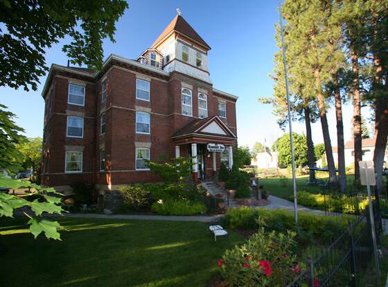 The Roosevelt Inn & Spa allows check-in for 18 year-old guests