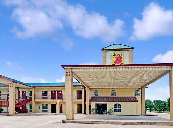 Super 8 by Wyndham Dallas South allows check-in for 18 year-old guests