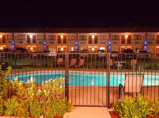 Shiloh Inn allows check-in for 18 year-old guests