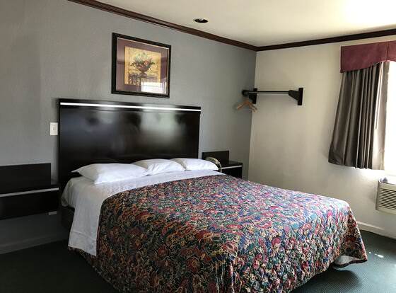 Starlight Inn Canoga Park allows check-in for 18 year-old guests