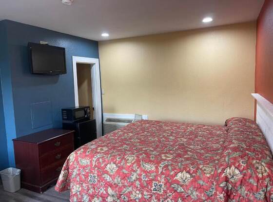 Kenwood Court Motel allows check-in for 18 year-old guests