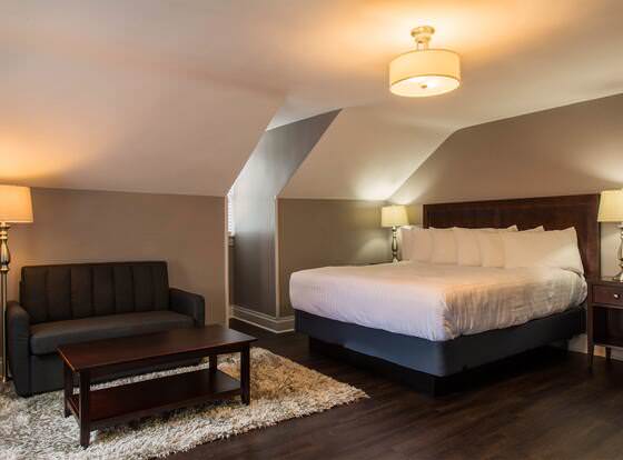 Captain Wohlt Inn Bed & Breakfast allows check-in for 18 year-old guests