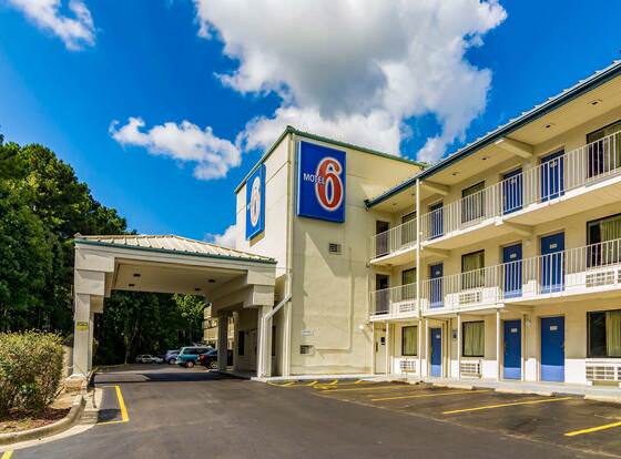 Motel 6 Raleigh, NC - Cary allows check-in for 18 year-old guests