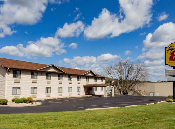 Super 8 by Wyndham Decorah allows check-in for 18 year-old guests