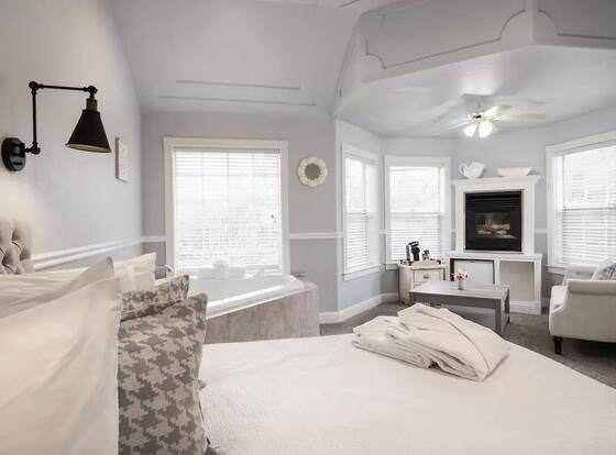 Hounds Tooth Inn allows check-in for 18 year-old guests