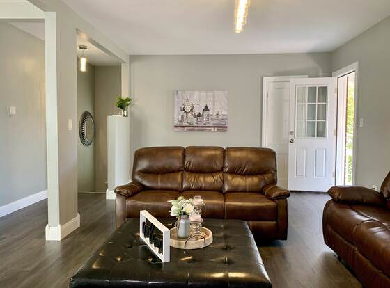 The Horseshoe Falls Villa- 6BR Free Parking, Minutes From Falls & Casino allows check-in for 18 year-old guests