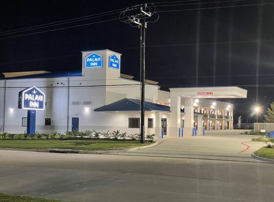 Palace Inn Blue - Garth Rd allows check-in for 18 year-old guests