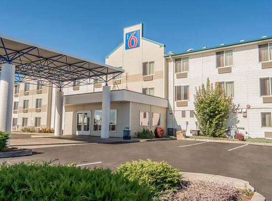 Motel 6 Redmond, OR allows check-in for 18 year-old guests